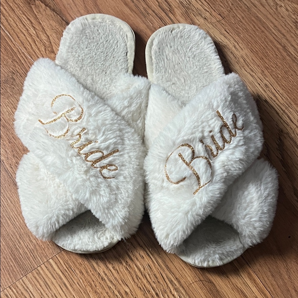 White Bride Fuzzy Slippers (7.5/8)